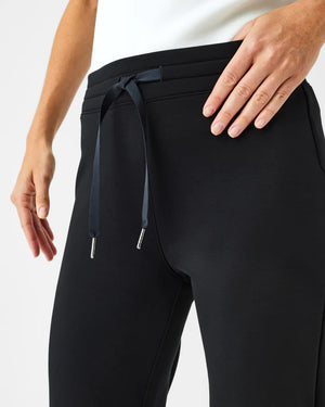 AIR ESSENTIALS TAPERED PANT VERY BLACK