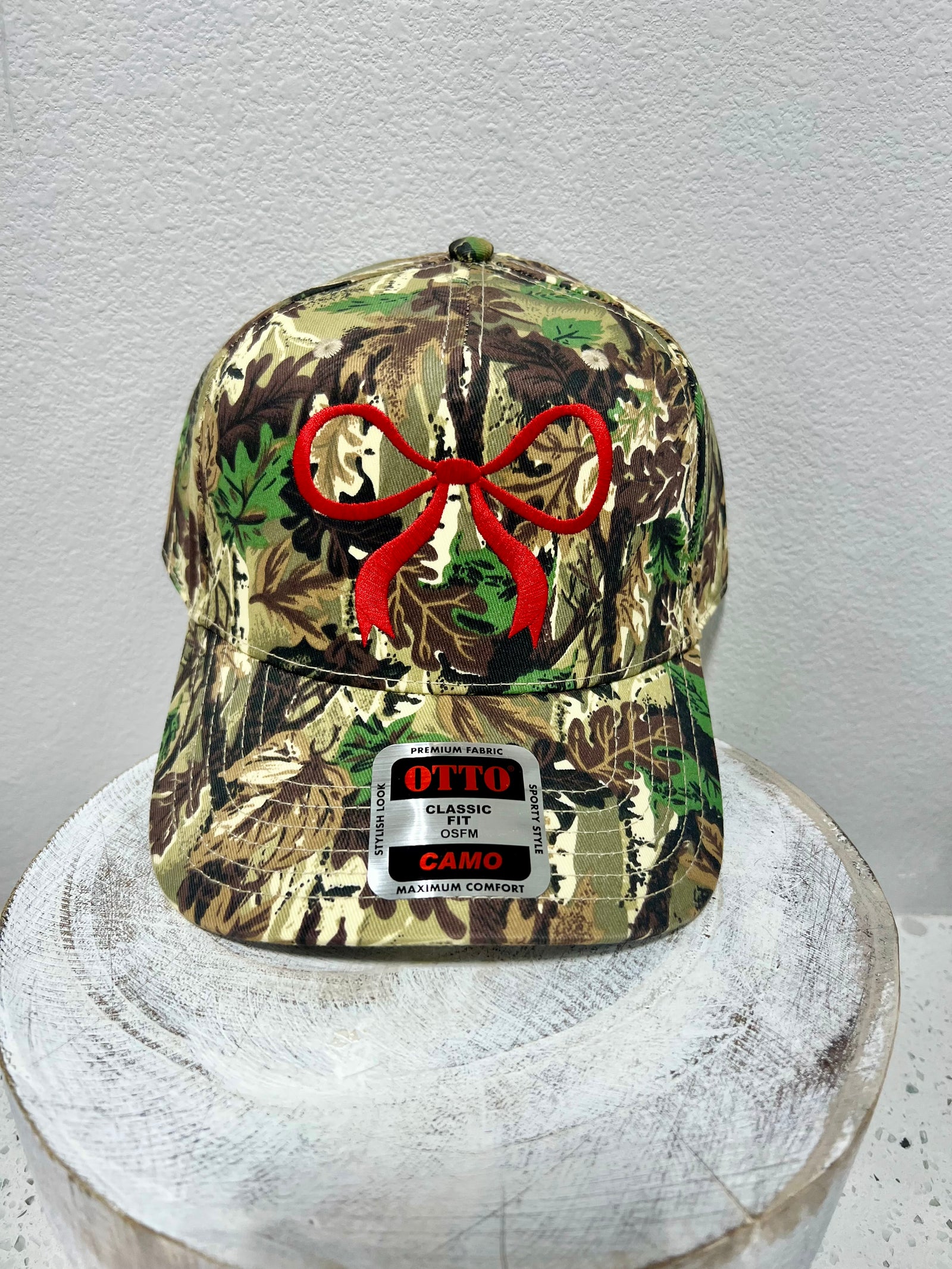 CAMO BOW TRUCKER CAP RED