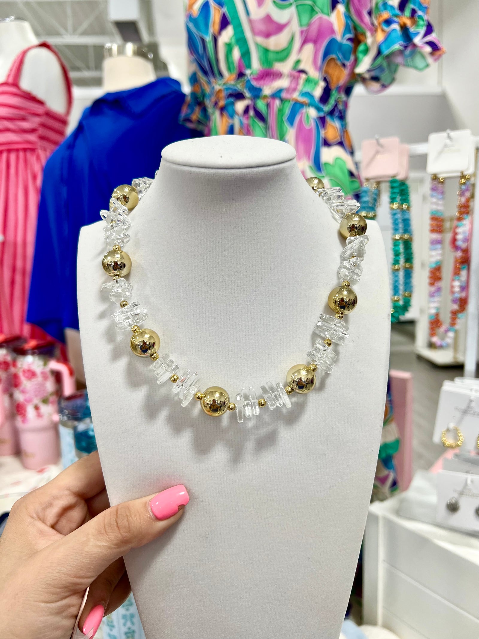 CLEARLY UNDERSTATED BEADED NECKLACE