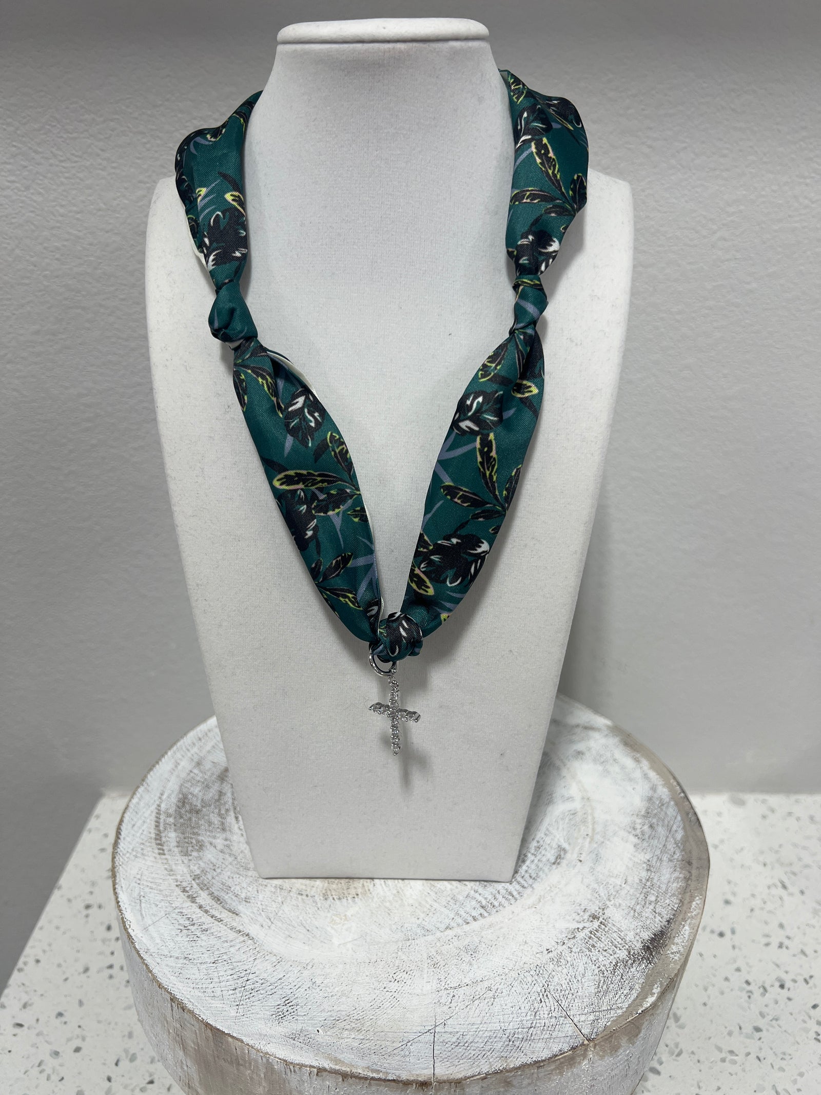 EMERAL FALL CROSS- SCARF NECKLACE