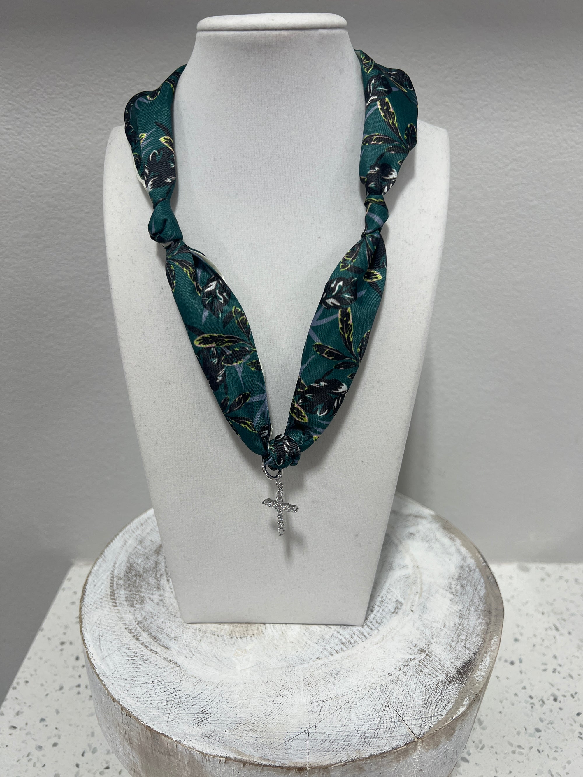 EMERAL FALL CROSS- SCARF NECKLACE