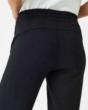 AIR ESSENTIALS TAPERED PANT VERY BLACK