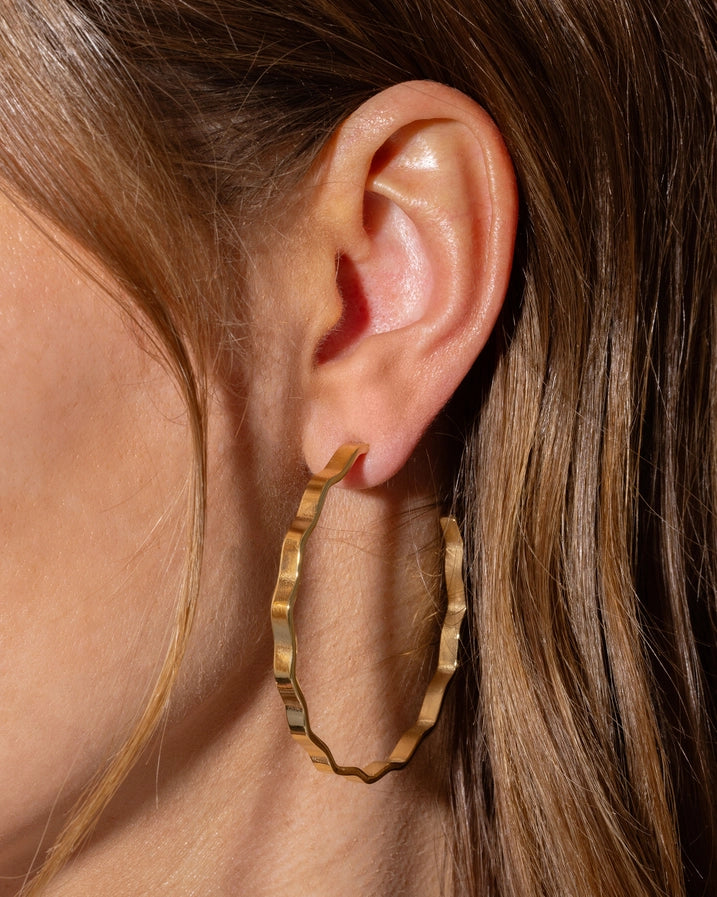 Cassie-Hoop Earrings - X-Large - Wavy Gold-Plated