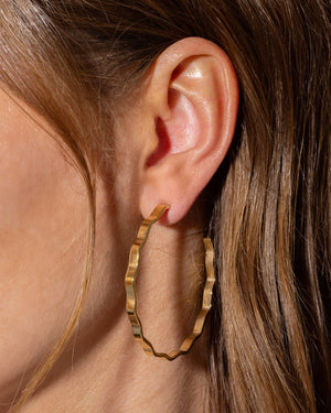 Cassie-Hoop Earrings - X-Large - Wavy Gold-Plated