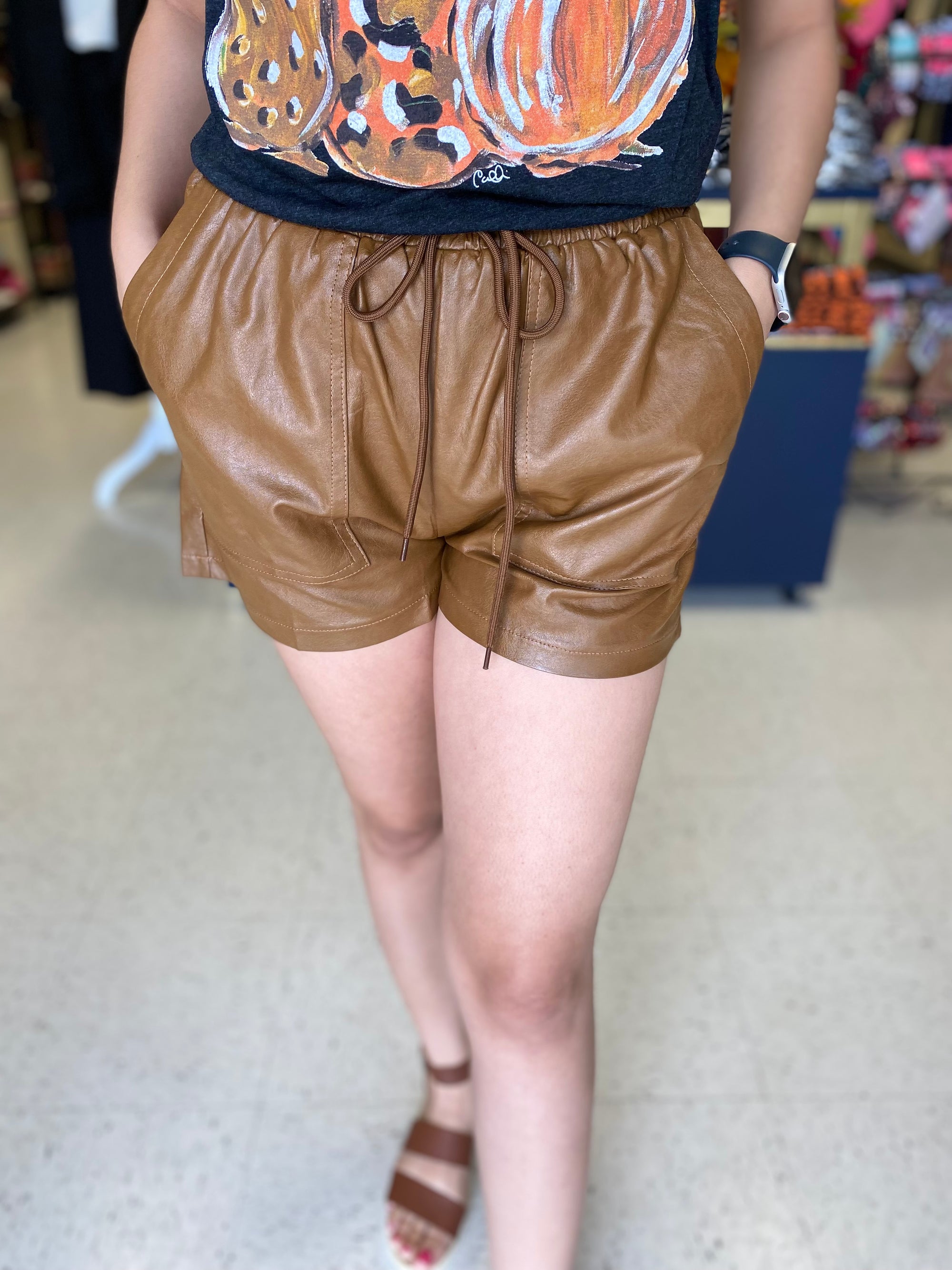 CAMEL PLEATHER SHORTS