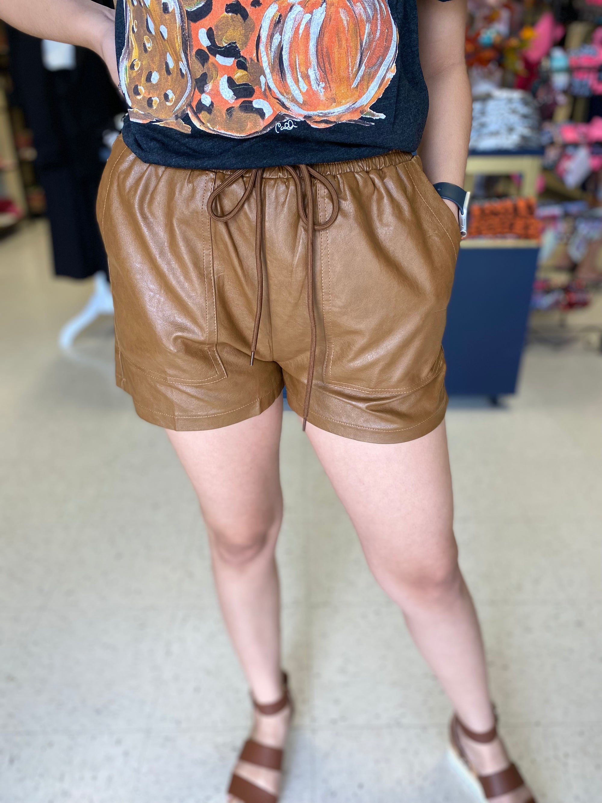 CAMEL PLEATHER SHORTS