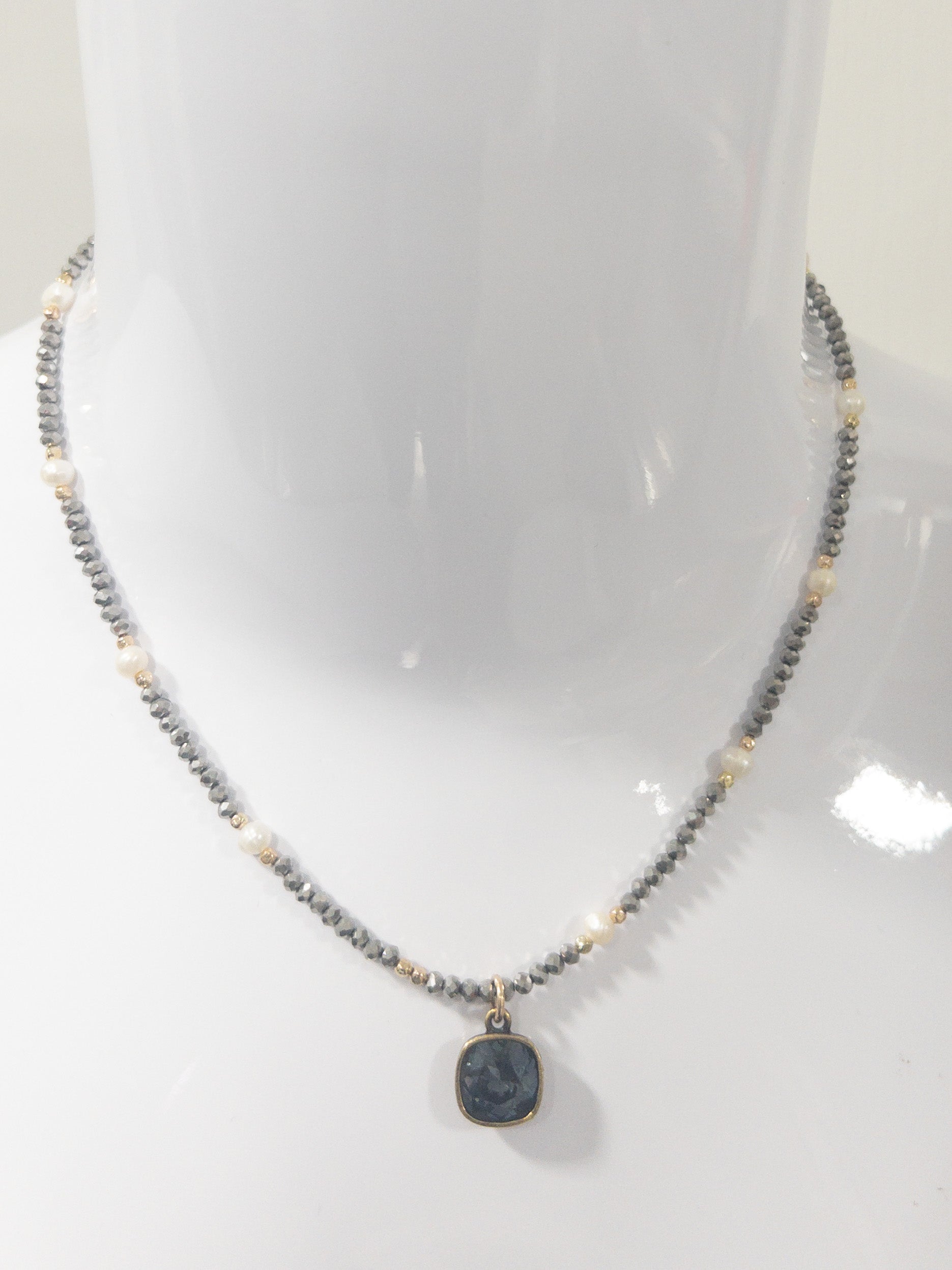 GRAY GEM NECKLACE WITH PEARL ACCENTS PP